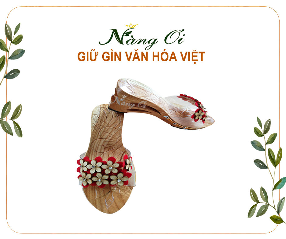 guốc làm từ gỗ xoan với gót hai giọt nước chạm tầng và phần hoa văn được chạm ở trong lòng